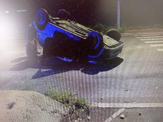 Пассажирка пострадала в перевернувшейся машине