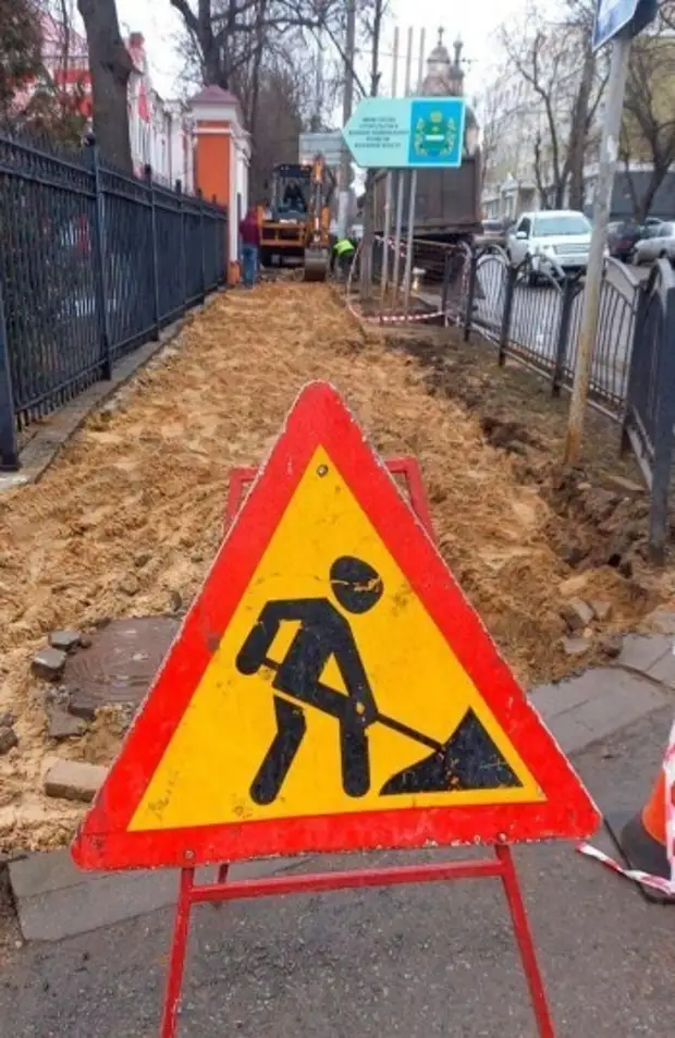 На трех улицах Калуги начали ремонтировать тротуары