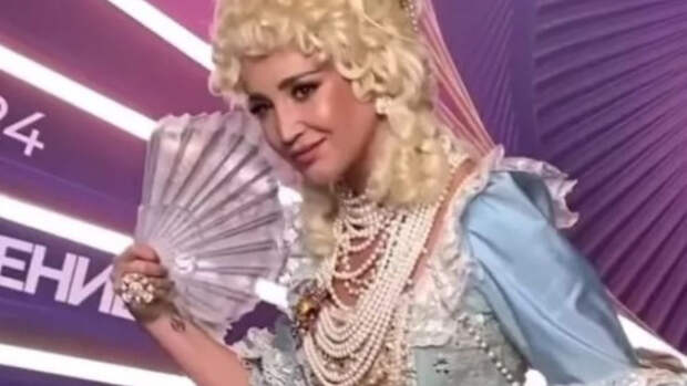 Бузова в платье императрицы приехала на карете на премию «Муз-ТВ»