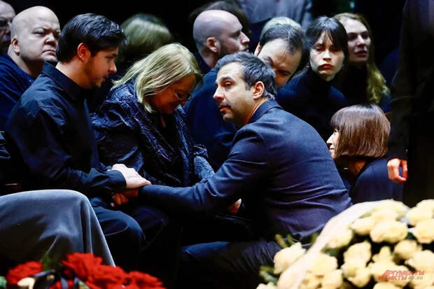 Иван Ургант рассмешил собравшихся на прощании с Игорем Золотовицким