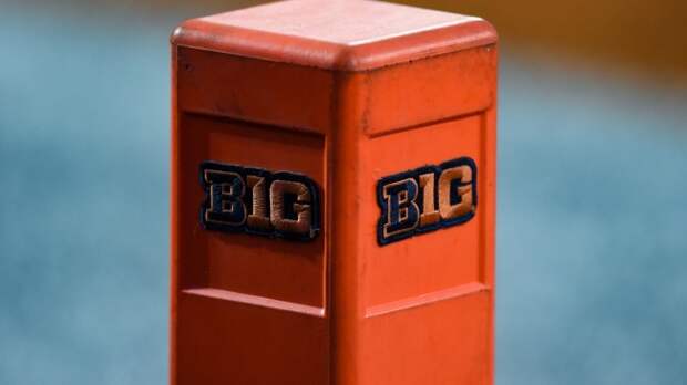 A Big Ten logo on a pylon.