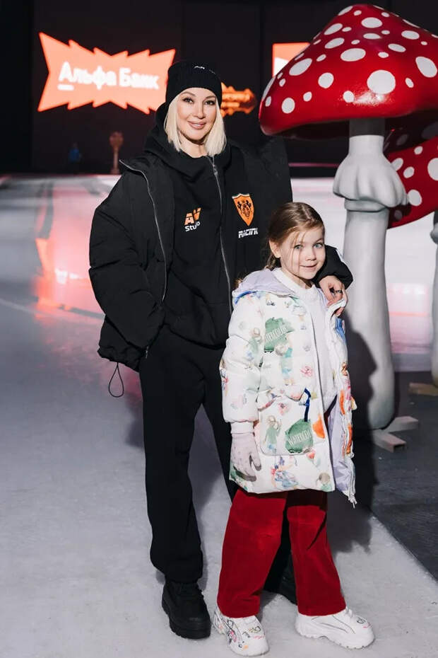 Регина Тодоренко, Лера Кудрявцева, Мария Мельникова и другие звезды стали гостями на аншлаговой премьере ледового шоу «Белоснежка» Евгения Плющенко и Яны Рудковской