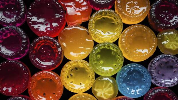 SHOT: несовершеннолетние школьники покупают энергетические мармеладки с кофеином