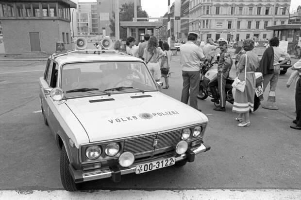 На фото запечатлена встреча на Friedrichstrasse полицейских народных ГДР–овских (Volkspolizei) и западногерманского на мотоцикле. история, события, фото