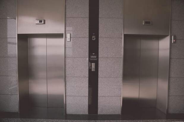 Лифт правильно отрегулируют в подъезде дома на Базовской