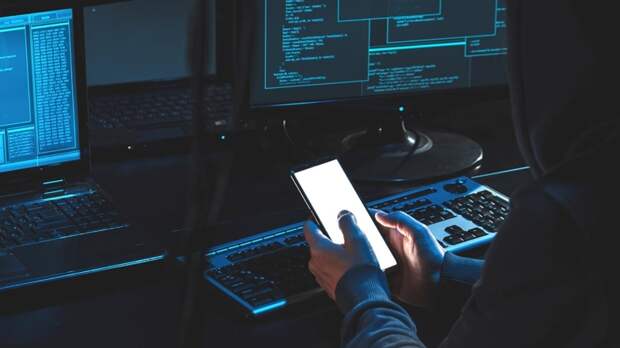 Для обмана россиян мошенники стали строить сложные схемы с десятками участников, сообщили в МВД