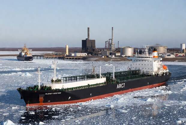 Первый российский СПГ-танкер ледового класса прибыл на «Арктик СПГ-2»