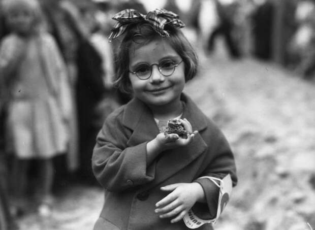 15. Маленькая девочка и ее питомец - жаба - на выставке домашних животных, Калифорния, 1936 г. архивные фотографии, лучшие фото, ретрофото, черно-белые снимки