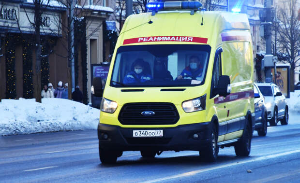 Россиянин оказался погребен под упавшим с крыши снегом