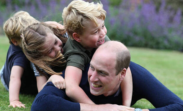 С днем рождения, принц Уильям: Кейт Миддлтон представила новые фото своего мужа с детьми