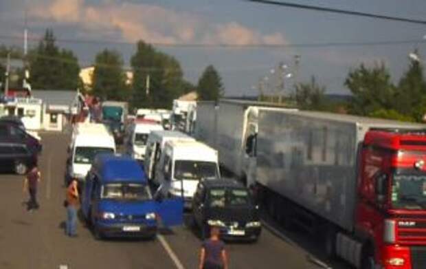 Огромные очереди на границе с Польшей