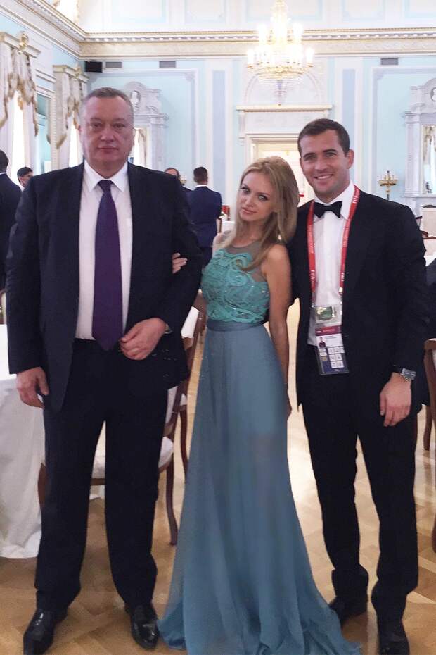 Милана Тюльпанова с отцом и Александром Кержаковым. Фото: starhit.ru Милана Тюльпанова с отцом и Александром Кержаковым. Фото: starhit.ru