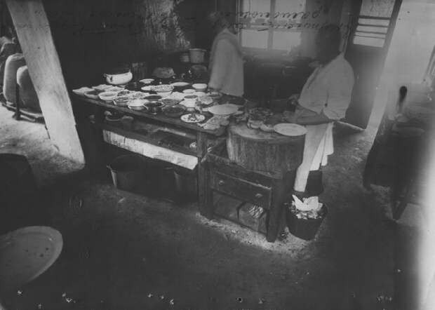 Кухня в доме китайских мигрантов «Миллионки» Владивостока, 1927 год / Фото: wilsoncenter.org Кухня в доме китайских мигрантов «Миллионки» Владивостока, 1927 год / Фото: wilsoncenter.org