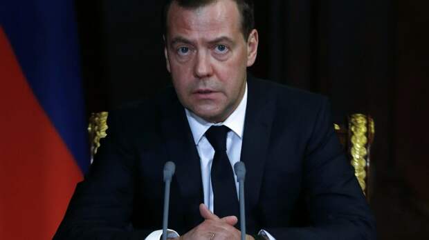 Источник раскрыл, чем пожертвовал Медведев ради сохранения кресла премьер-министра Источник раскрыл, чем пожертвовал Медведев ради сохранения кресла премьер-министра