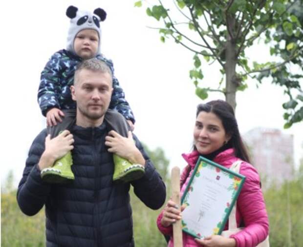 Более 450 именных деревьев посадили в лесопарке «Жулебинский» за сентябрь
