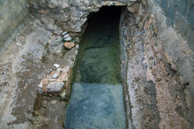 Строители случайно нашли под улицей древнеримский тоннель