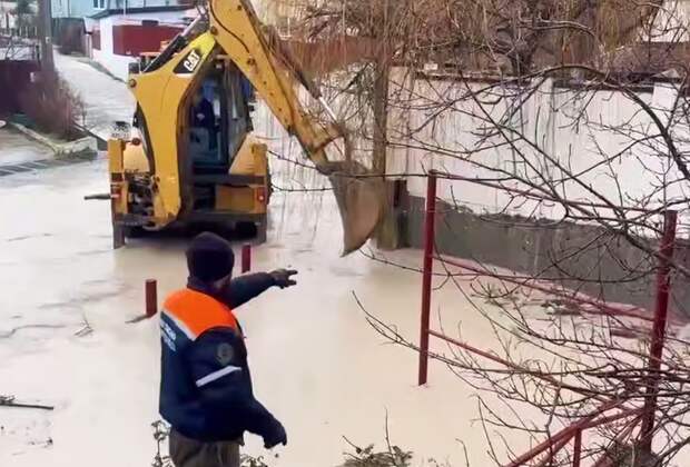 В Новороссийске из-за таяния снега и дождей залило водой улицы