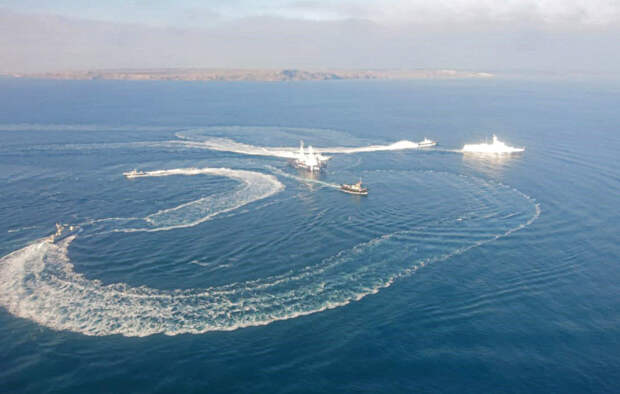 Задержание кораблей ВМС Украины в Азовском море - фото 3 из 6
