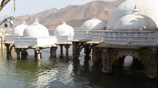 Сильная засуха обнажила древний индуистский храм