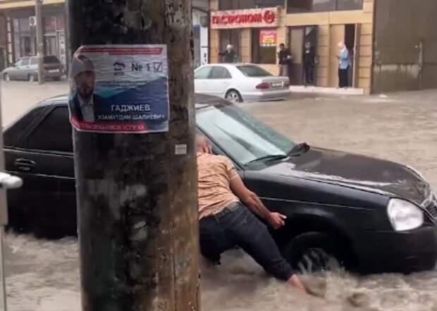 Разгул стихии в Дагестане: затоплены улицы Махачкалы, в Хасавюртском районе обрушился мост
