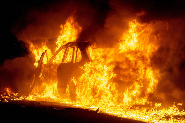 Автомобиль взорвался в Ереване напротив посольства США