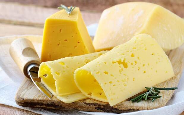 Вечером желудок плохо переваривает жиры, которые содержатся в сыре. / Фото: cheese-factory.ru