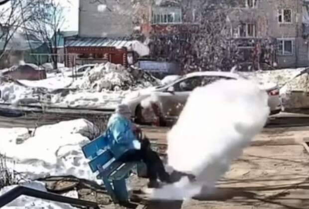 В Нижнем Новгороде глыба льда едва не убила женщину на скамейке