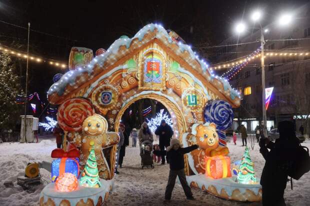На Городской площади Новомосковска открыли главную новогоднюю елку