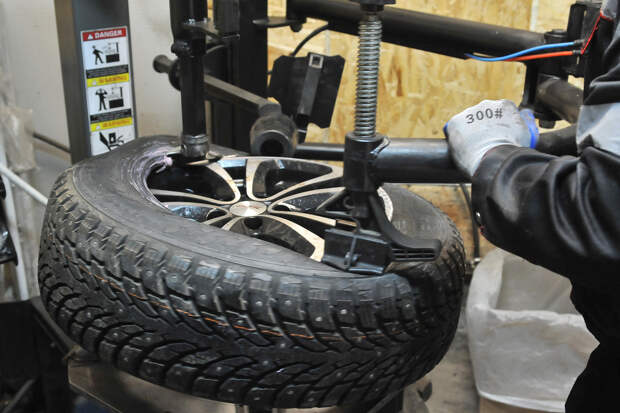 Московским автомобилистам назвали оптимальное время для смены резины
