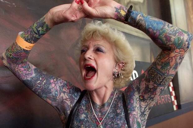 20 нестареющих душой пенсионеров, которые показывают, «как будет выглядеть твоя татуировка в старости»