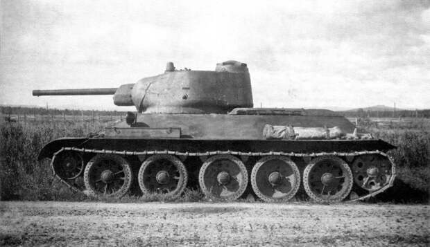 Танк Т-34 сор скаткой брезента на броне (источник фото: https://clck.ru/32EJ82)