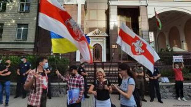 Чехи вышли на протест против президента страны с белорусскими и украинскими флагами