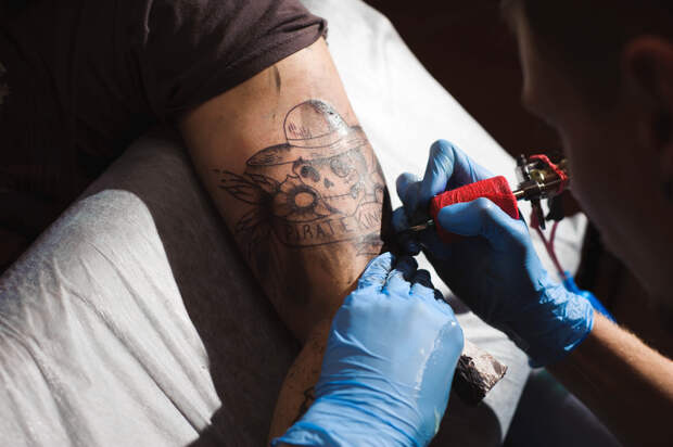 Россиянин попал под следствие за показанные татуировки