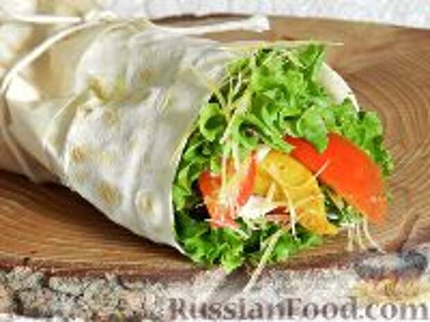 Фото к рецепту: Салат с курицей в лаваше