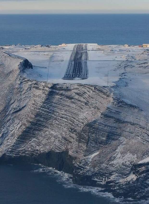 6. Вестманнаэйяр - это архипелаг в Исландии аэропорт, захватывает дух, красиво, необычные взлетно-посадочные полосы, самолет, самые страшные аэропорты мира, фото