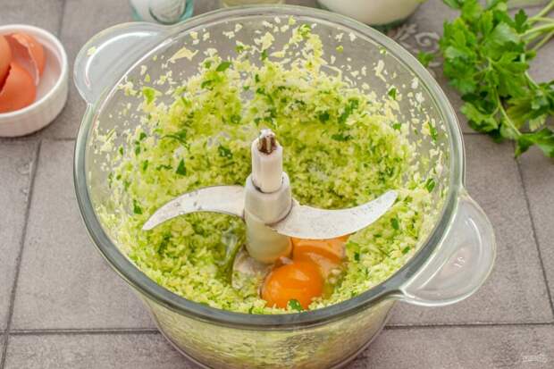 Овощные оладьи всегда встречали в моей семье довольно прохладно, дети частенько отказывались есть. Но когда я попробовала приготовить вафли из капусты – блюдо вызвало настоящий фурор.-5