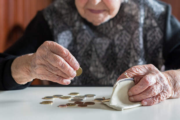 «Отстаньте от пенсионеров, хватит их грабить!»: в сети возмущены решением лишать налоговых льгот пенсионеров, сдающих жилье