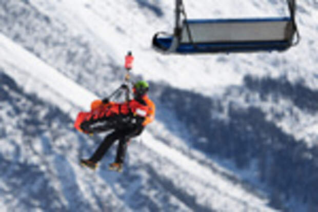 Пострадавшую лыжницу Линдси Вонн (США) эвакуируют на вертолете после падения / Фото: Jacquelyn Martin / AP/TASS