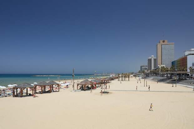 Песчаные пляжи побережья Тель-Авив. 