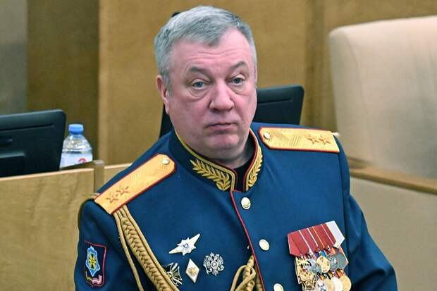 Так называемая чистка, которая сегодня проходит в Минобороны, все чаще становится поводом для разговоров. Политики, эксперты и журналисты пытаются предугадать, кто следующим покинет министерство?-2