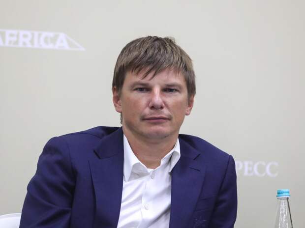 Держит на руках и скрывает лицо: первое фото Аршавина с пятым ребенком