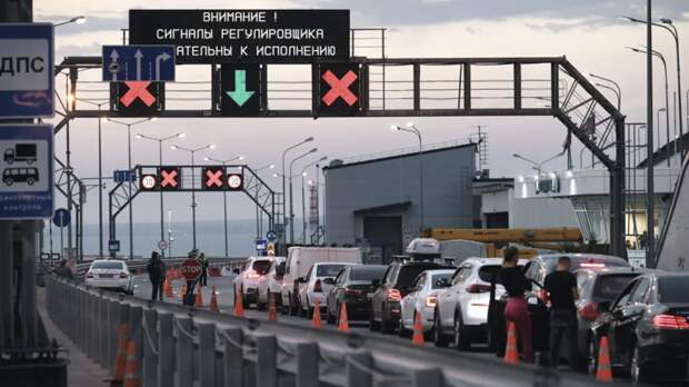 Очередь перед Крымским мостом превысила 900 автомобилей в одну сторону
