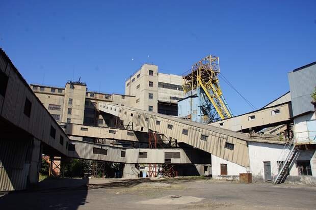 В ЛНР 41 горняк заблокирован в шахте в результате удара украинских военных