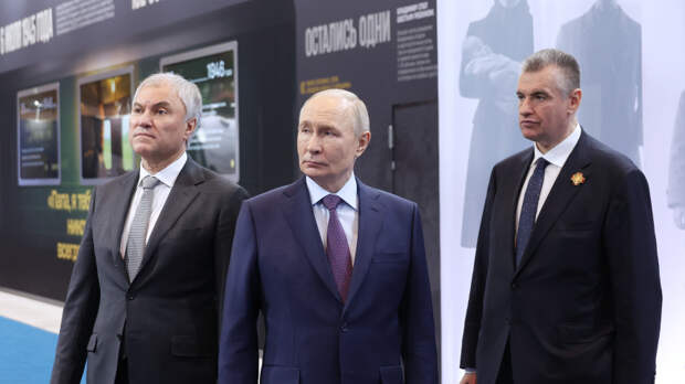 Путин посетил выставку к 80-летию Жириновского в Москве