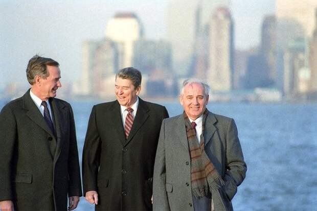 Джордж Буш, Рональд Рейган и Михаил Горбачев в Нью-Йорке, 1988 год.