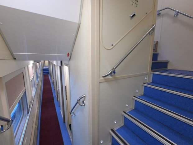 Поезд с двухэтажными вагонами впервые поехал из Челябинска в Москву