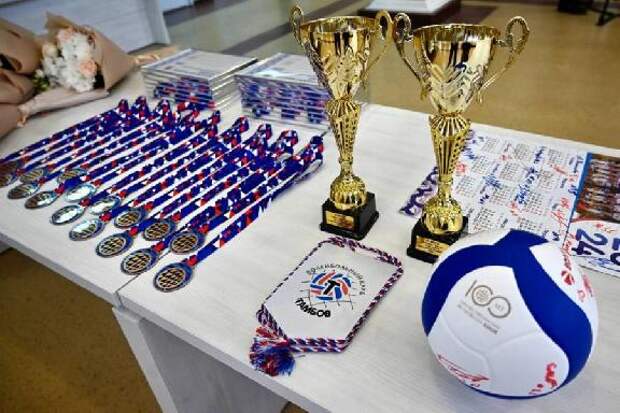 Максим Егоров вручил медали волейбольному клубу "Тамбов"
