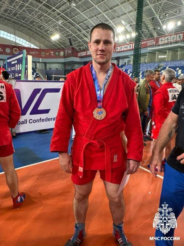 Пожарный из Новосибирской области стал призером чемпионата мира по самбо