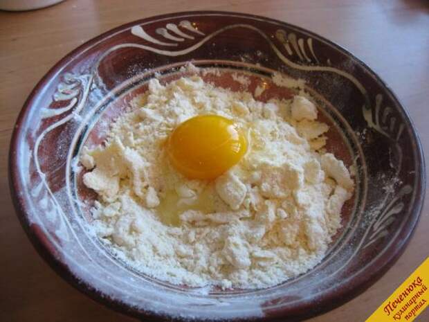 4) Одно яйцо добавим в тесто, во втором отделим желток от белка. Желток оставим для смазывания поверхности пирога, а белок используем также в тесто.