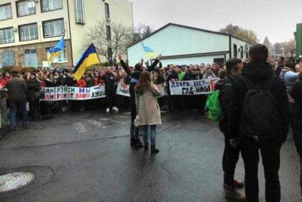 Украинские студенты митингуют с требованием топить ВУЗы